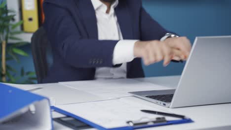 un hombre de negocios enojado se aburre y rompe un lápiz.
