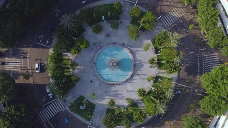 el lapso de tiempo de la plaza dizengoff, tel aviv - el lugar de encuentro social para la gente que se sienta a la sombra para una bebida social, comer juntos y conocer nuevos amigos