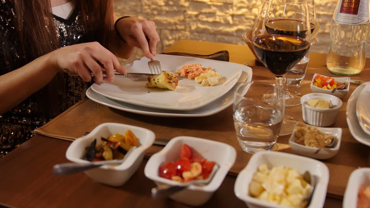 Churrascaria - Chica cortando queso scamorza en un restaurante brasileño de lujo - UHD.