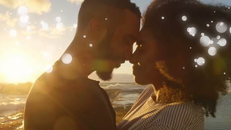 una pareja en la playa.