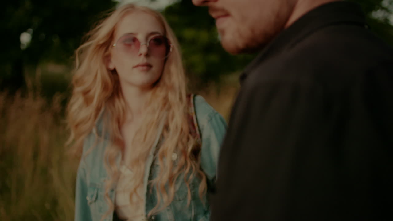 일몰 4에 야외에서 젊은 남자를 지원하는 긍정적인 여자