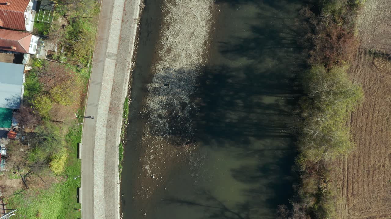 todavía río en kraljevo, serbia con vehículos que pasan por el puente en un día soleado