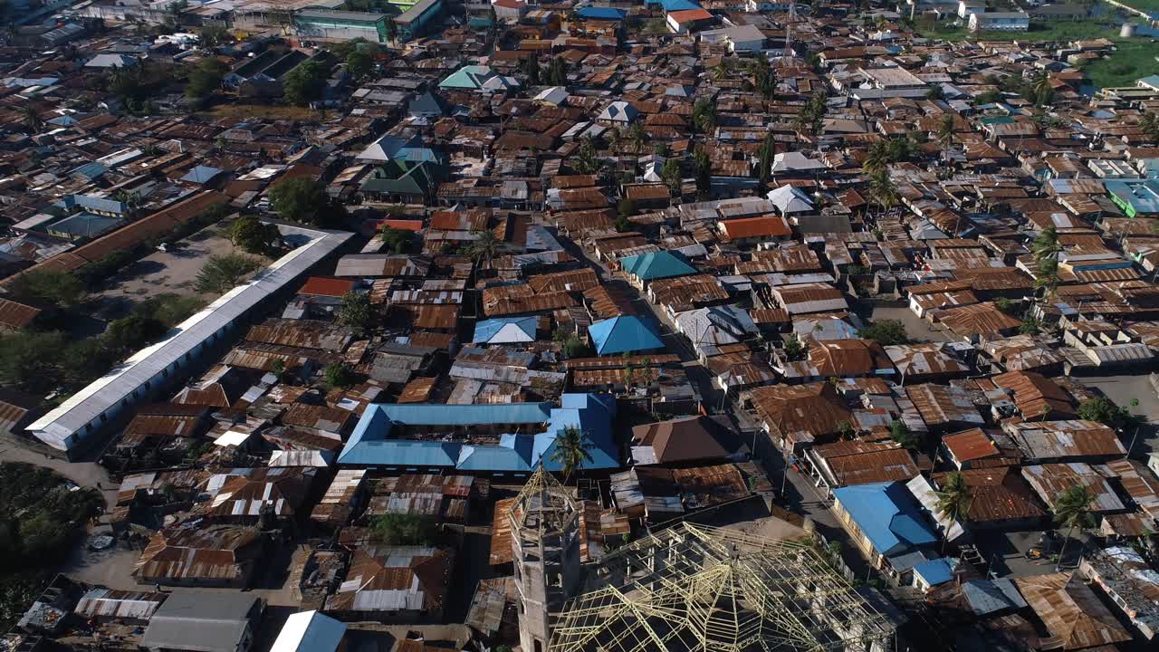 вид с воздуха на сельский жилой район в городе дар-эс-саламе