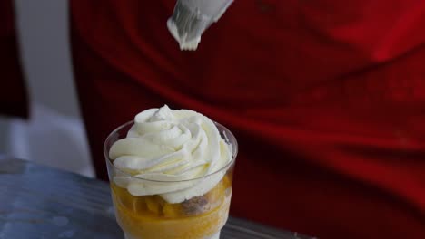 preparando un postre de mango perfecto