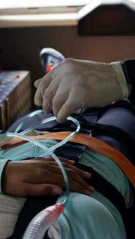 técnico médico de emergencia que lleva un coche a una mujer herida.