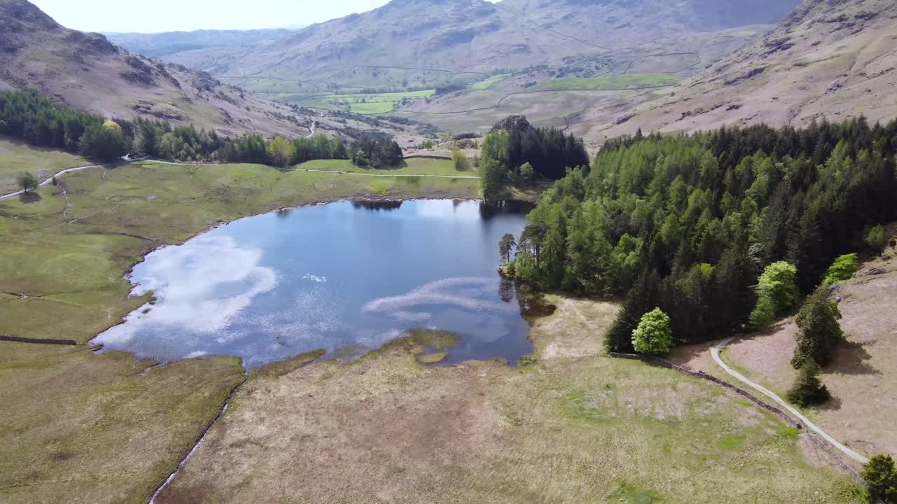 blea tarn ambleside cerca de langdales en el distrito de los lagos imágenes de drones