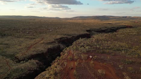 Vista-Aérea-Sobre-El-Desfiladero-De-Joffre-En-Karijini-Al-Atardecer-En-Australia-Occidental