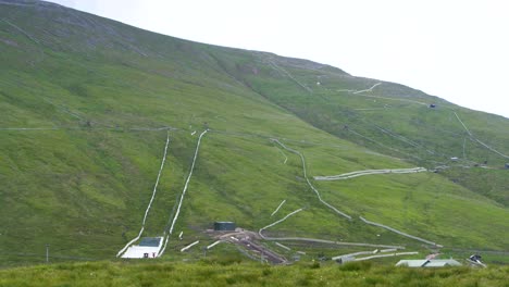 Die-Skiabfahrt-Auf-Den-Grünen-Rasen-Im-Wintersportgebiet-Ben-Nevis-In-Schottland-An-Einem-Sommertag-Ohne-Schnee