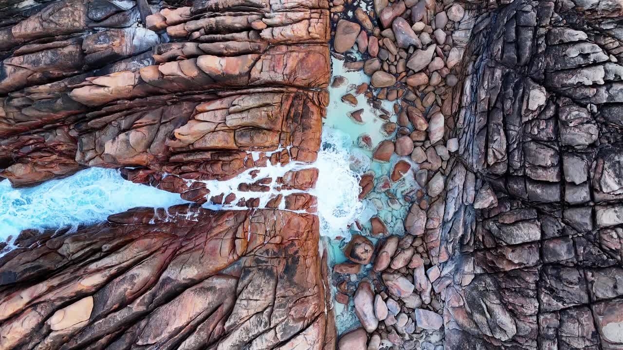 파도가 깨지면서 바위 위로 물을 보내서 오스트레일리아 서부 마거릿 강의 인지디프 자연 스파로 들어갑니다.