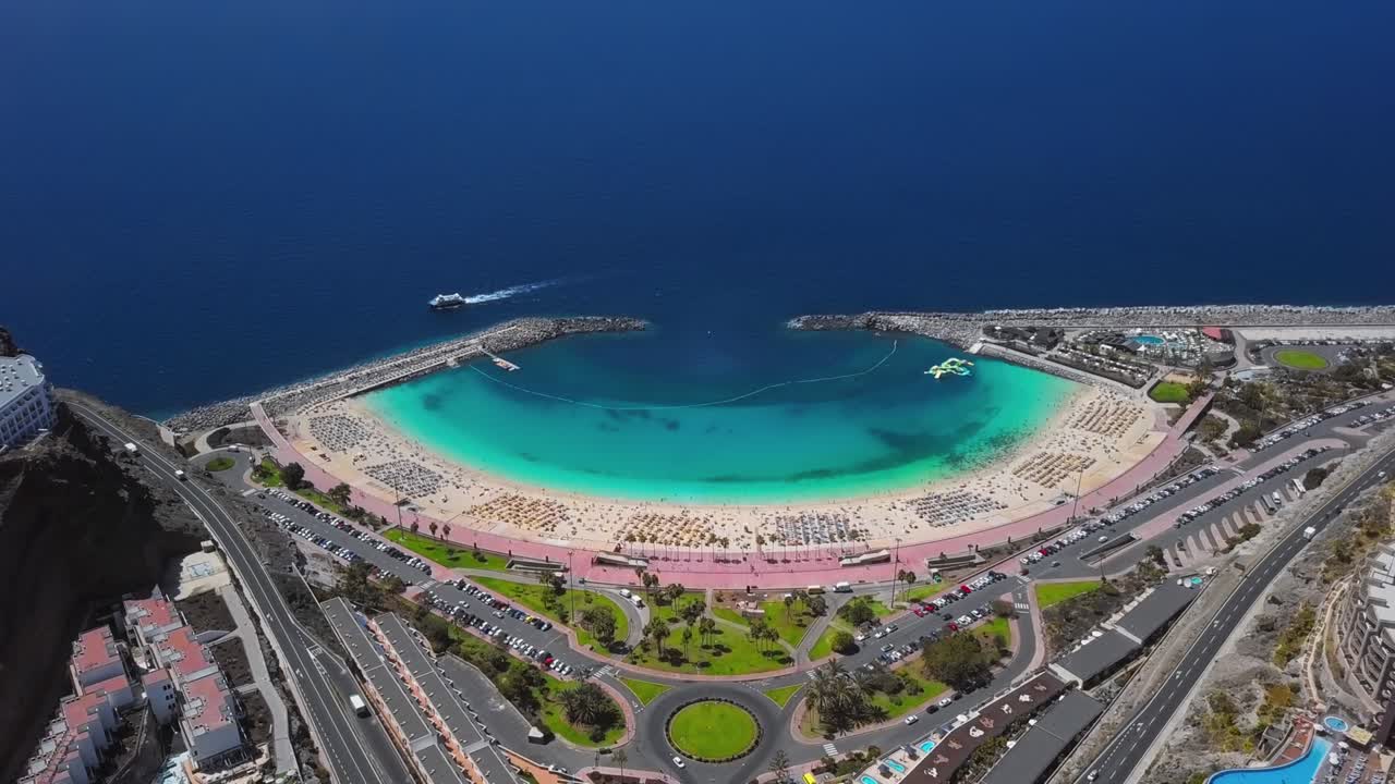 은 아마도레스 해변 (playa de amadores) 과 푸에르토리코 드 그란 카나리아 (puerto rico de gran canaria), 카나리아 제도 (canary islands), 스페인의 여름 비행