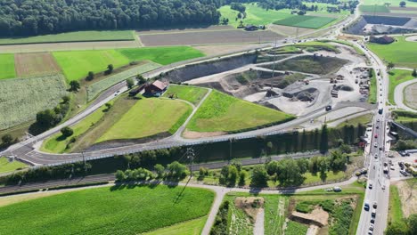 Auf-Dem-Luftbild-Sieht-Man-Den-Straßenbau-Mit-Einer-Großen-Kiesgrube