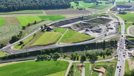 en la foto aérea se puede ver la construcción de la carretera con un gran pozo de grava