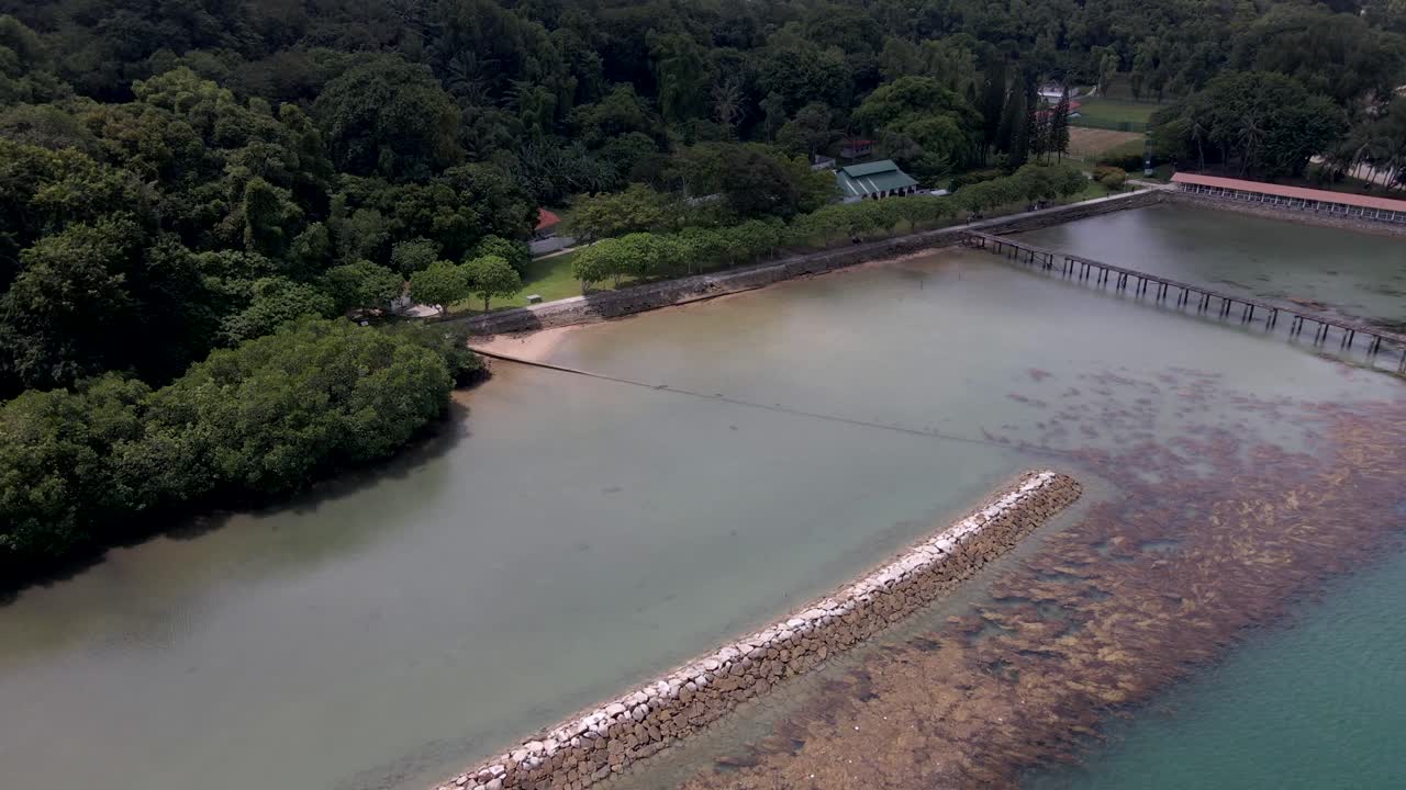 playa de la isla de san juan con rompeolas y embarcadero en singapur