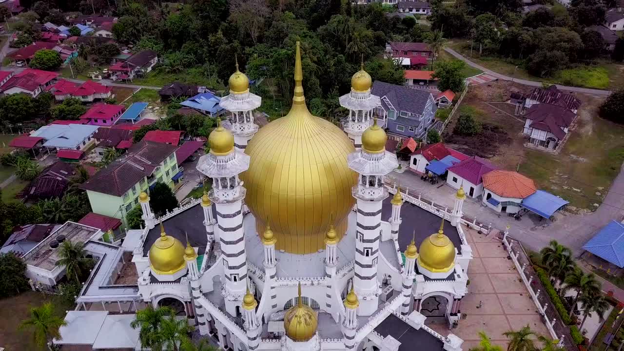 hermosa mezquita en kuala kangsar, malasia durante las horas azules