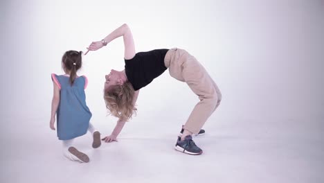 madre e hija realizando acrobacias