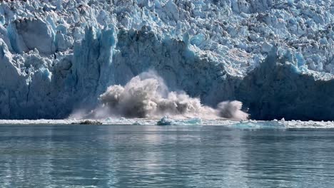 excelente primer plano del glaciar aserrador de alaska partiendo y salpicando en el agua