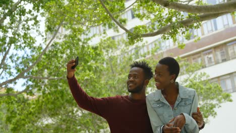 Paar-Macht-Selfie-In-Der-Stadt-4k