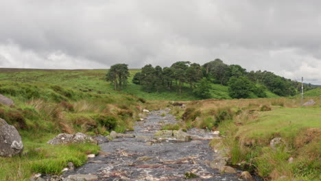 disparo aéreo siguiendo el río en el parque nacional de las montañas wicklow en irlanda