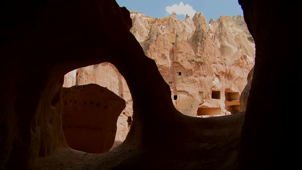 vista desde una cueva antigua en un acantilado en capadocia turquía