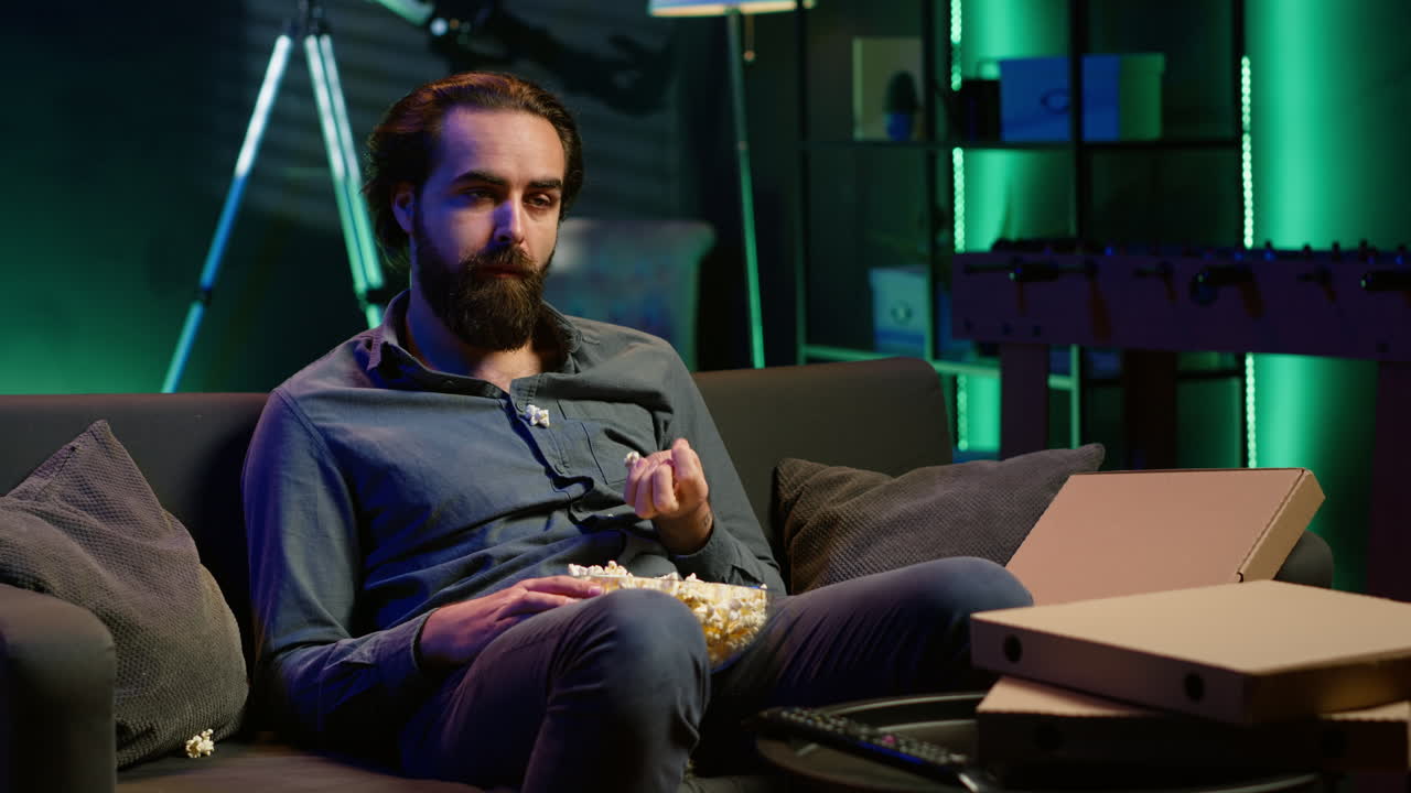 밤 늦게 tv 쇼를 보고 잠자는 남자가 잠자리에 들기 시작했습니다.