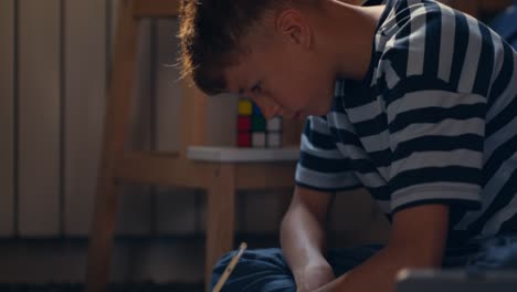 niño haciendo la tarea