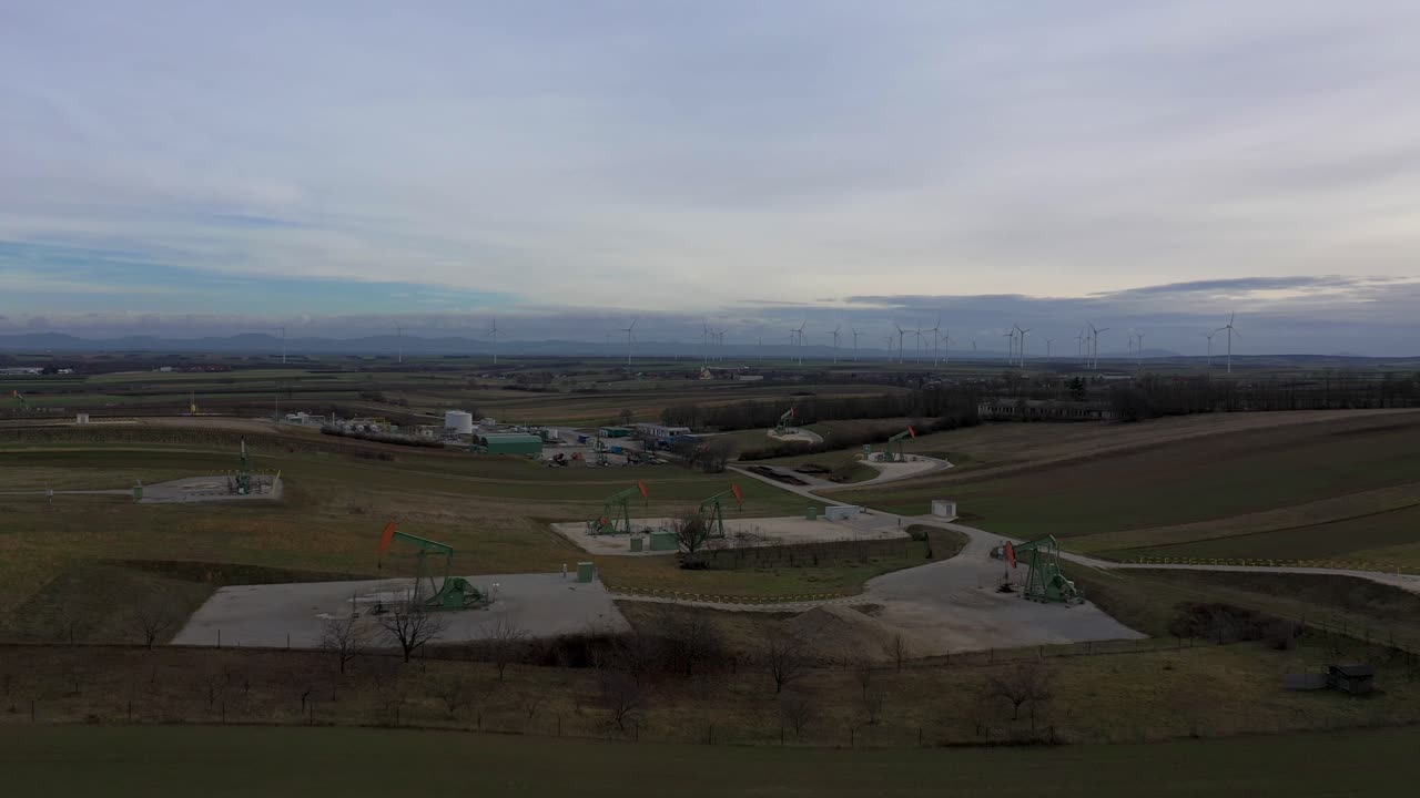 [drone] 움직이는 여러 개의 유정탑을 밀고 아래로 기울이기