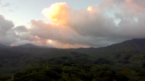 Filmische-Luftüberführung,-Die-Während-Des-Sonnenuntergangs-Mit-Gelben-Wolken-üppigen-Grünen-Regenwald,-Flüsse,-Berge-Und-Bäche-Enthüllt