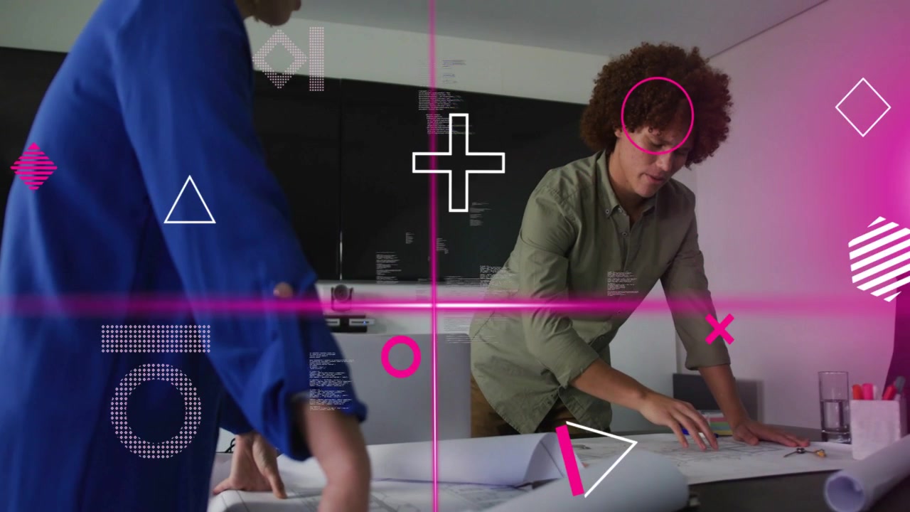Homem se inclinando e mulher organizando planos para planejamento de design, com gráficos magenta passando sobre as mãos.