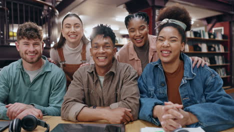 estudiantes felices en una biblioteca
