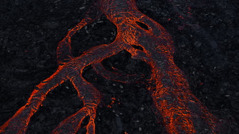 Corrientes-De-Lava-Candente-Que-Fluyen-Durante-Una-Erupción-Volcánica,-Toma-Aérea