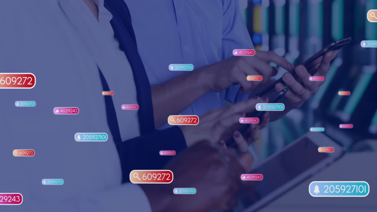 animación de notificaciones de redes sociales sobre la sección media de diversos colegas que utilizan teléfonos inteligentes