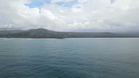 사파이어 해변, coffs harbour, nsw, australia - 공중 드론 샷