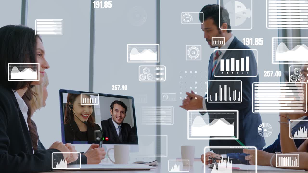 Visuale creativa di uomini d'affari in una riunione del personale aziendale in videochiamata