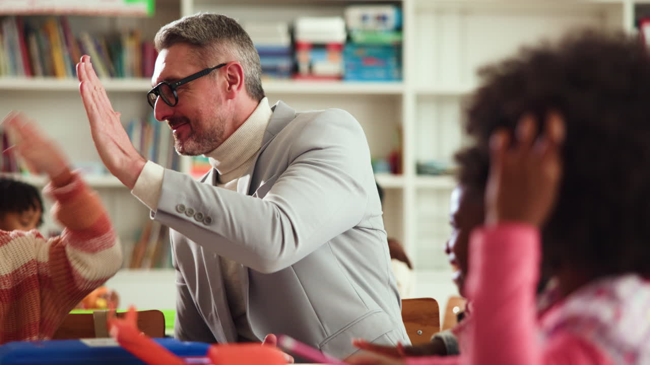 escena del aula con el maestro y los estudiantes