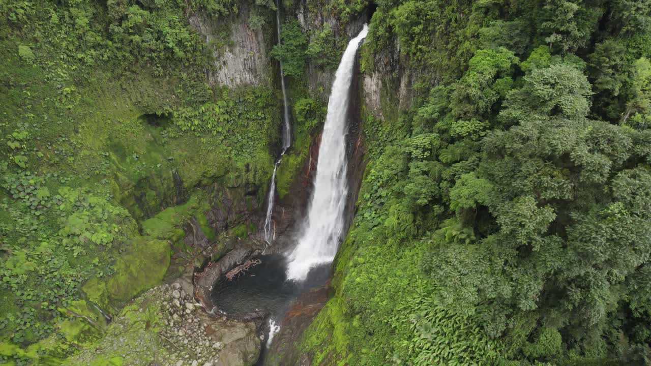 disparo de dron en órbita que revela la cascada del toro en costa rica
