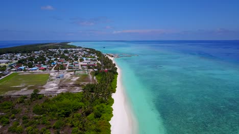 Luftaufnahme-Der-Stadt-Auf-Den-Malediven,-Während-Sich-Die-Drohne-Einem-Fischerhafen-In-Der-Ferne-Nähert