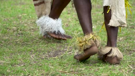 Cerrar-Las-Piernas-Y-Los-Pies-De-Los-Bailarines-Masculinos,-Papua-Nueva-Guinea