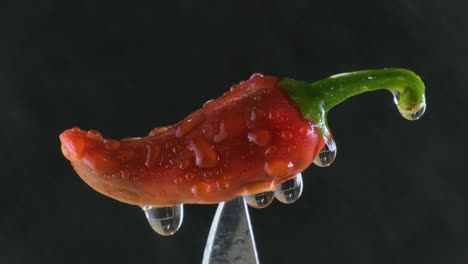 Eine-Frische-Rote-Chilischote-Wird-Mit-Wasser-Abgespült