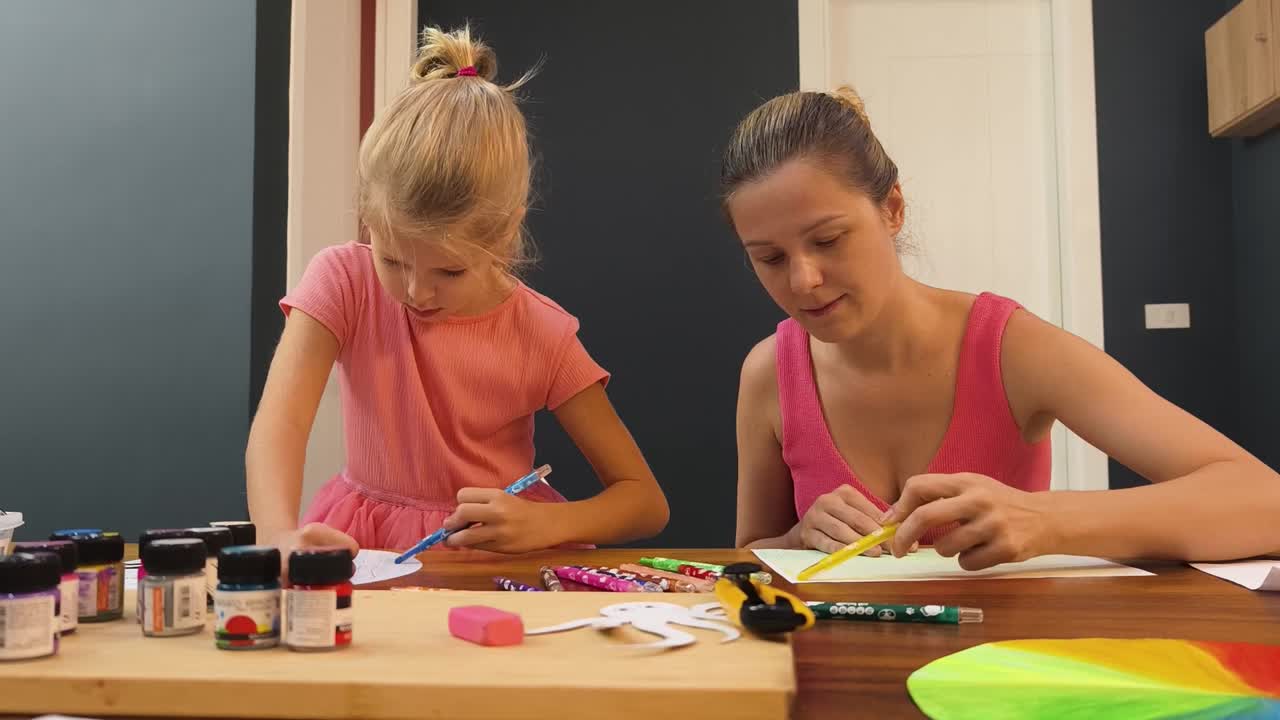 madre e hija haciendo artes y artesanías juntos