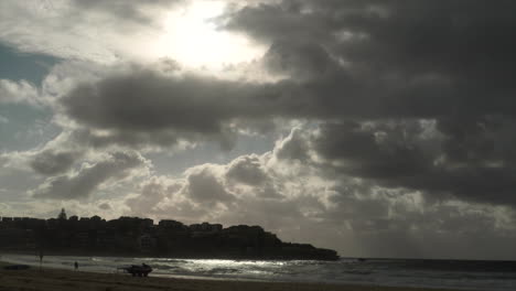 Zeitraffer:-Bondi-Beach-An-Einem-Frühen-Sonnigen-Morgen-Während-Der-Goldenen-Stunde