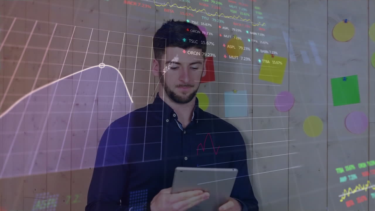analizando datos financieros en la tableta, el hombre con gráficos de la bolsa de valores sobre animación