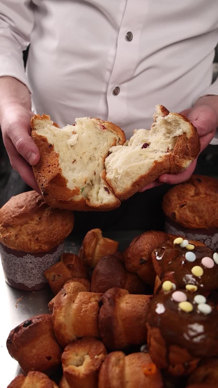 다른 김품 들 중 에 잘라진 부활절  을 들고 있는 셰프