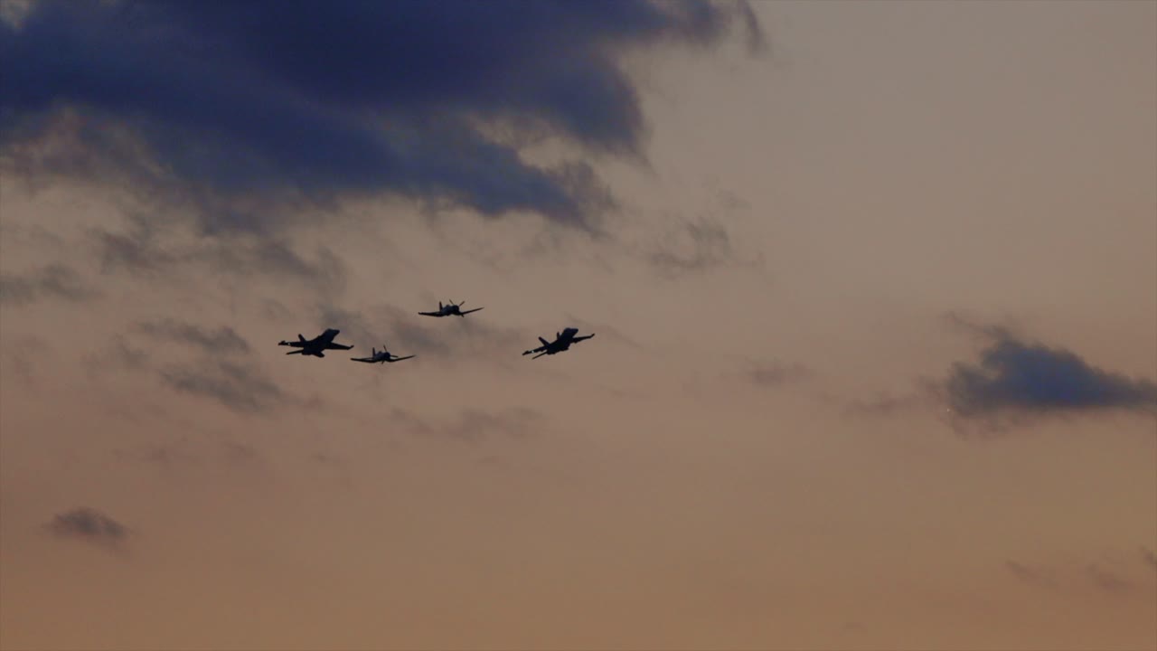 aviones de combate vuelan en formación durante la puesta de sol