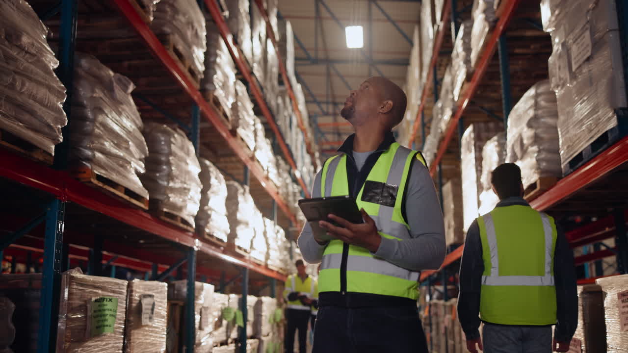 trabajadores del almacén comprobando el inventario