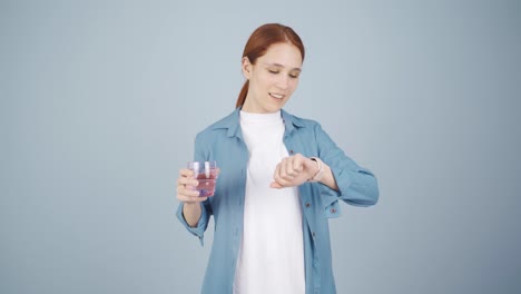 la mujer que bebe agua a intervalos regulares, la mujer busca la curación.