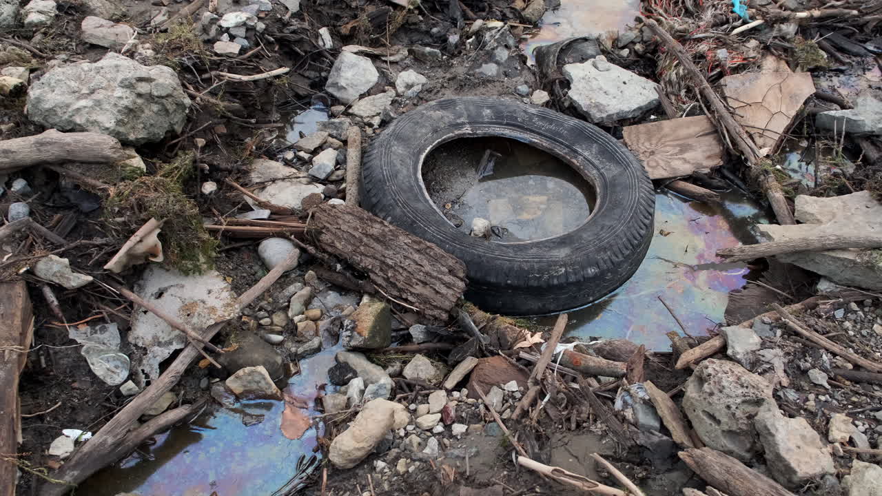 오염된 강바닥 환경의 쓰레기