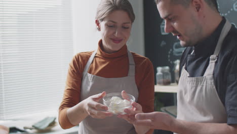 una pareja cocinando juntos.