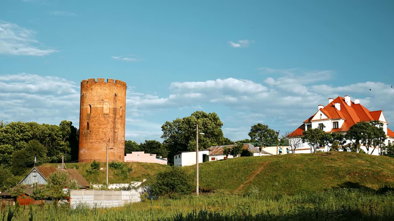 kamyenets, región de brest, bielorrusia. torre de kamyenets en un soleado día de verano con hierba verde en primer plano
