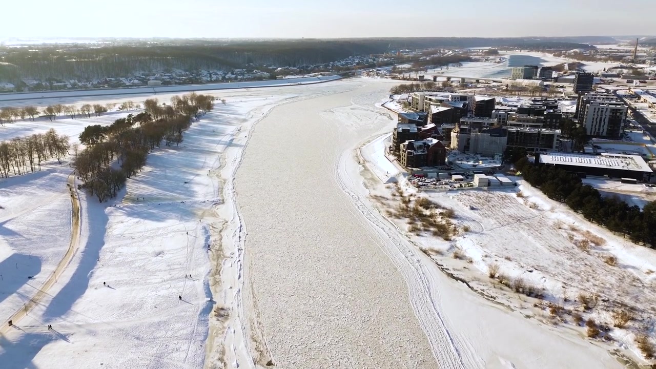 Jäätynyt suuri joki eurooppalaisessa kaupungissa, panoraamanäkymä ilmasta.