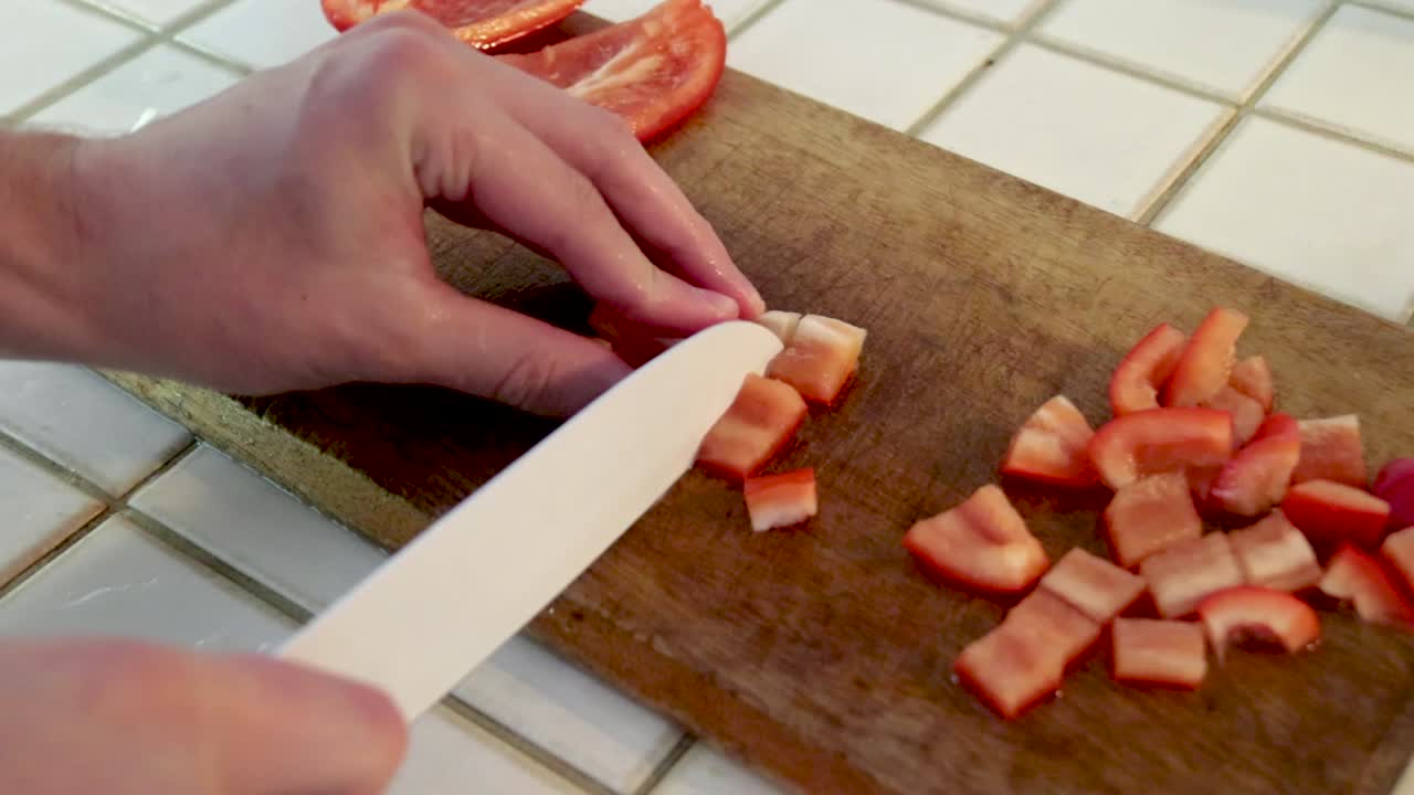 cortar pimentón en tablero de madera en la cocina, 400% de velocidad
